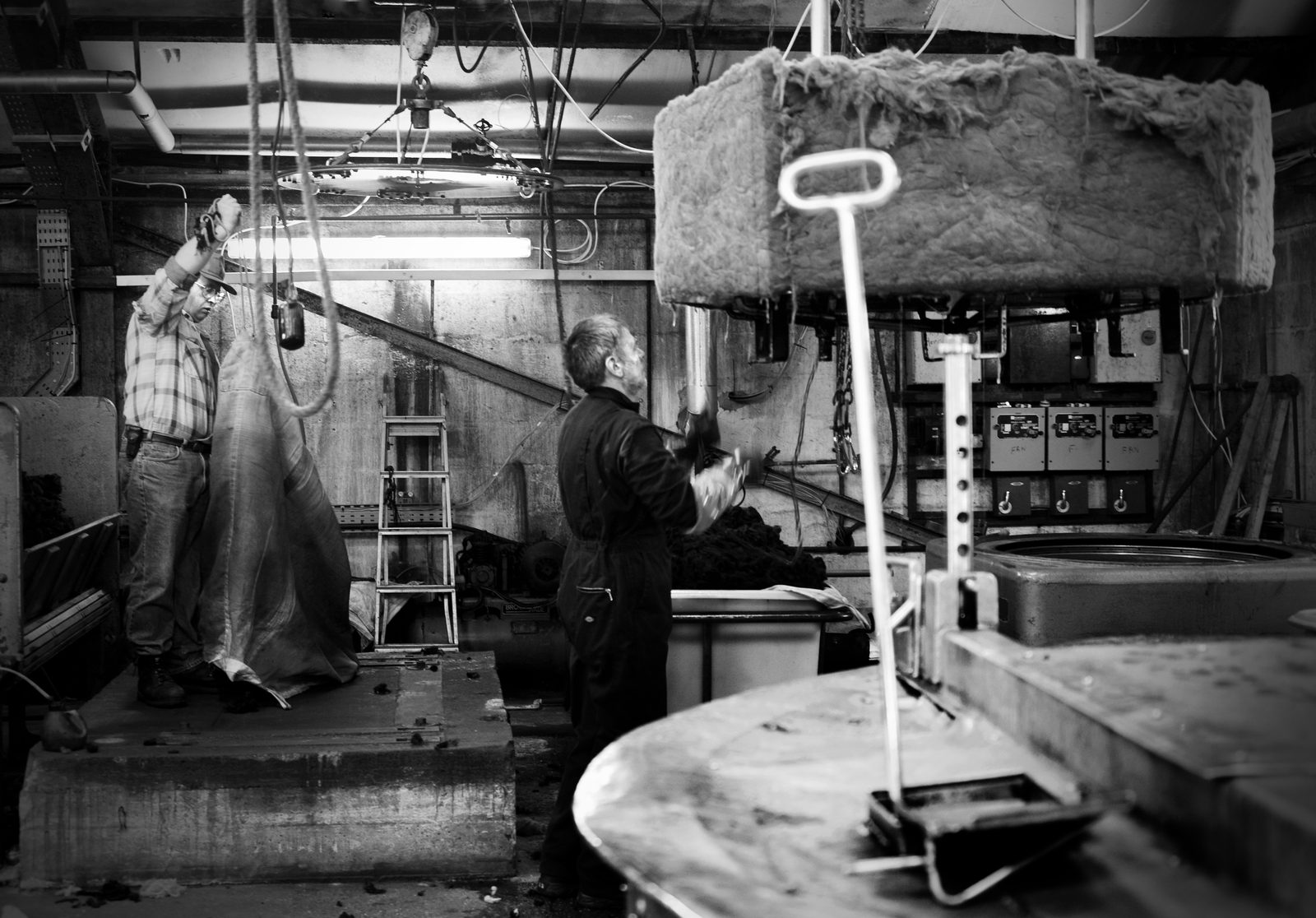 Hoisting wool in the dye house