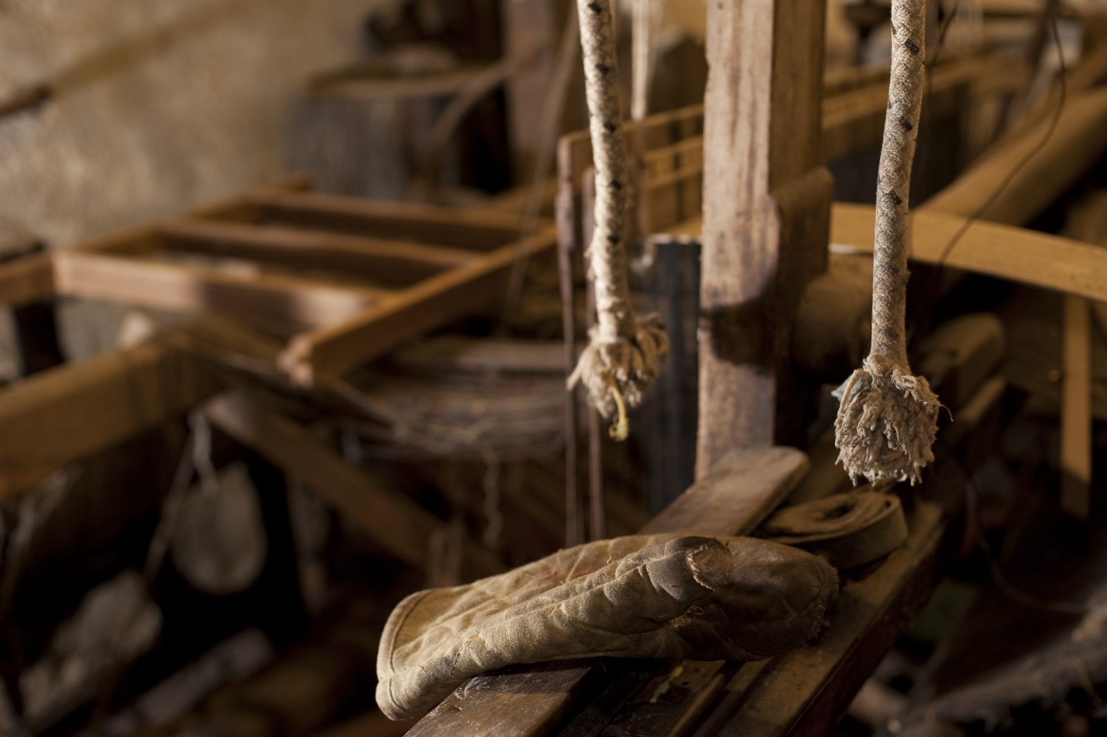 The weaver's mitt old loom in colour