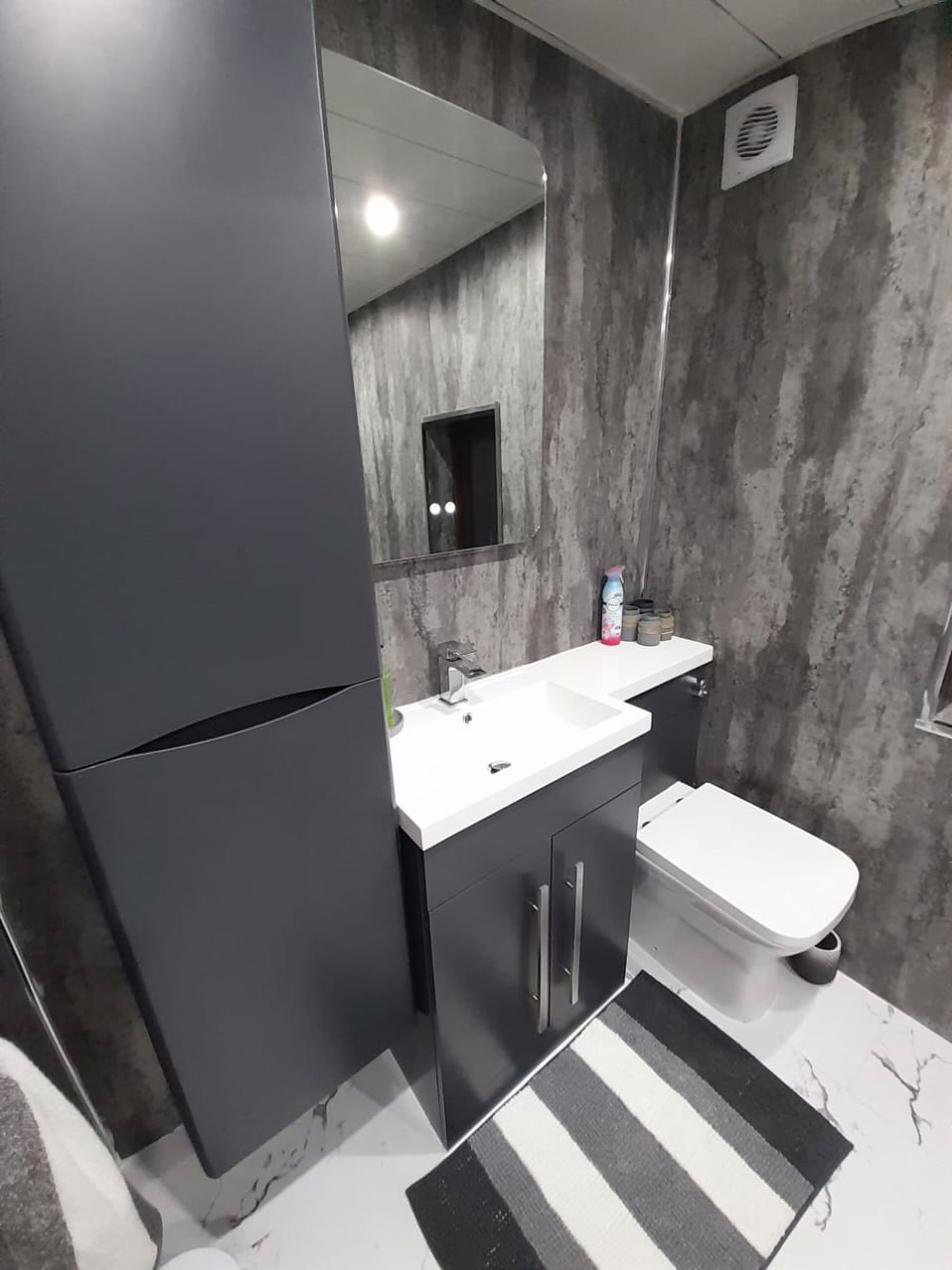 Bathroom with basin, mirror and WC