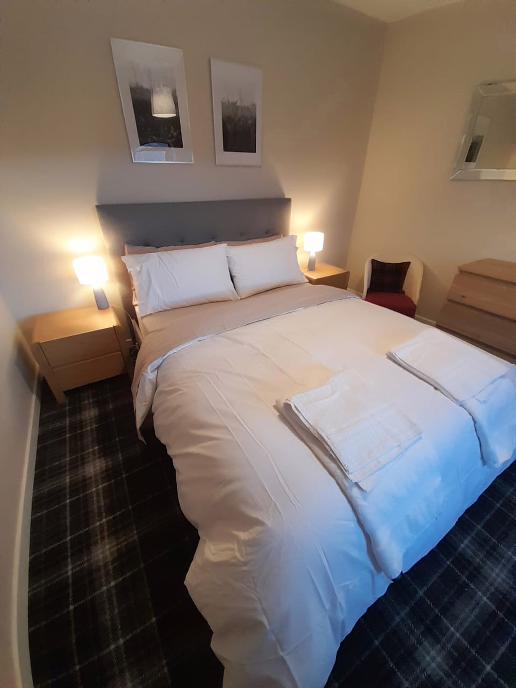 Double bedroom with bedside lamps